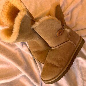 UGG Bailey Button- Tan